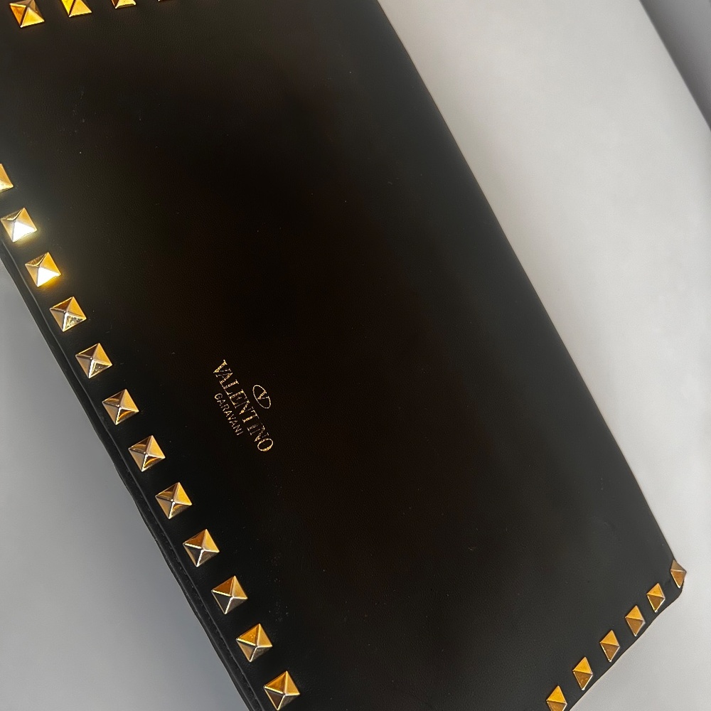 Valentino Garavani Rockstud chain pouch in grainy calfskin leather.